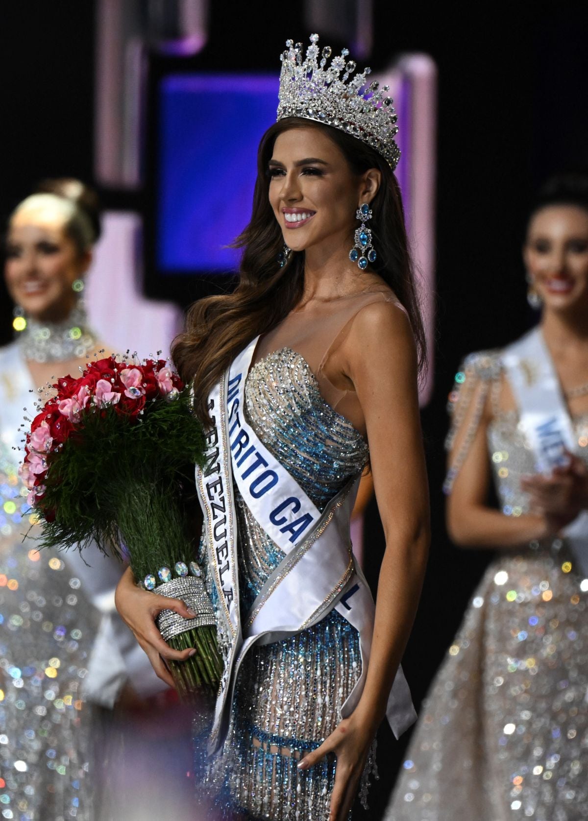 Diana Silva tras ser coronada durante el certamen de belleza Miss Venezuela 2022 en el Poliedro de Caracas el 16 de noviembre de 2022 (Foto: Yuri Cortez / AFP)