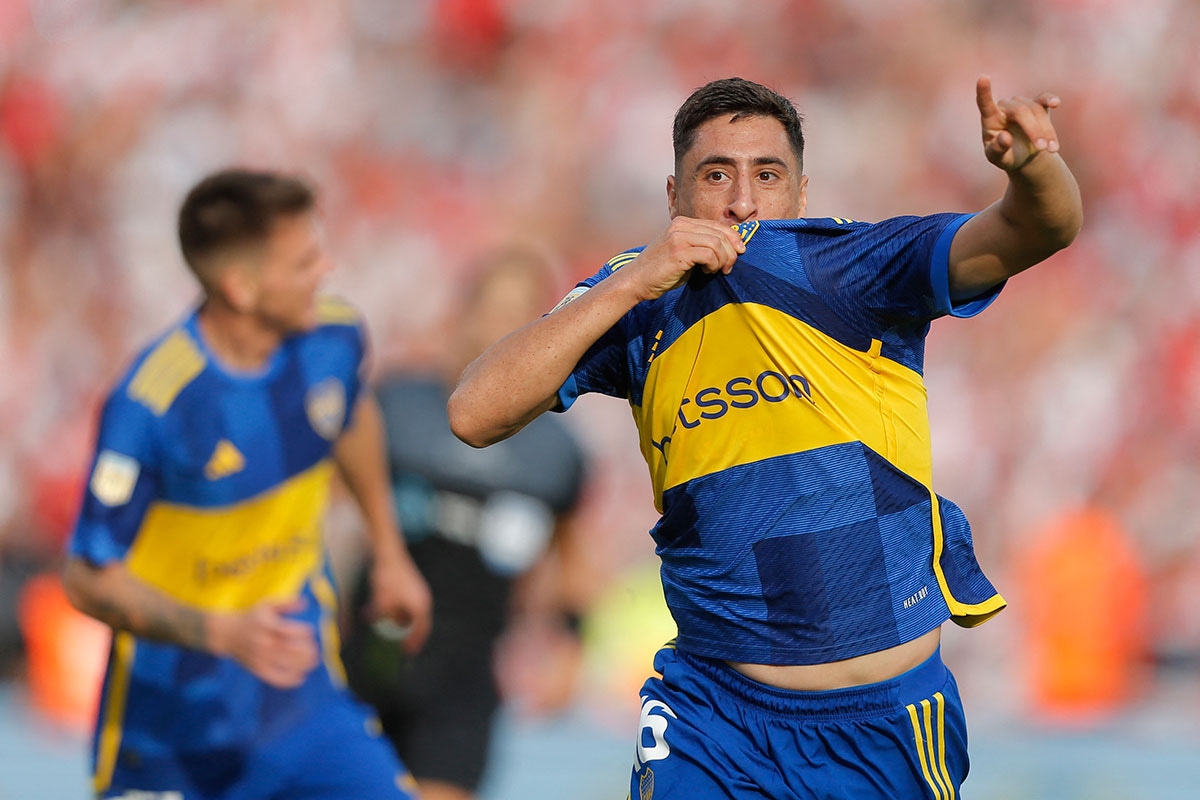 Miguel Merentiel se encargó de anotar el tercer gol del triunfo para Boca Juniors sobre River Plate y logran clasificar a la semifinal de la Copa de la Liga. (Foto: AFP)