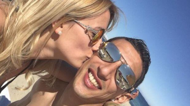 Ángel Di María recibiendo un amoroso beso de su amada esposa (Foto: Jorgelina y Ángel / Instagram)