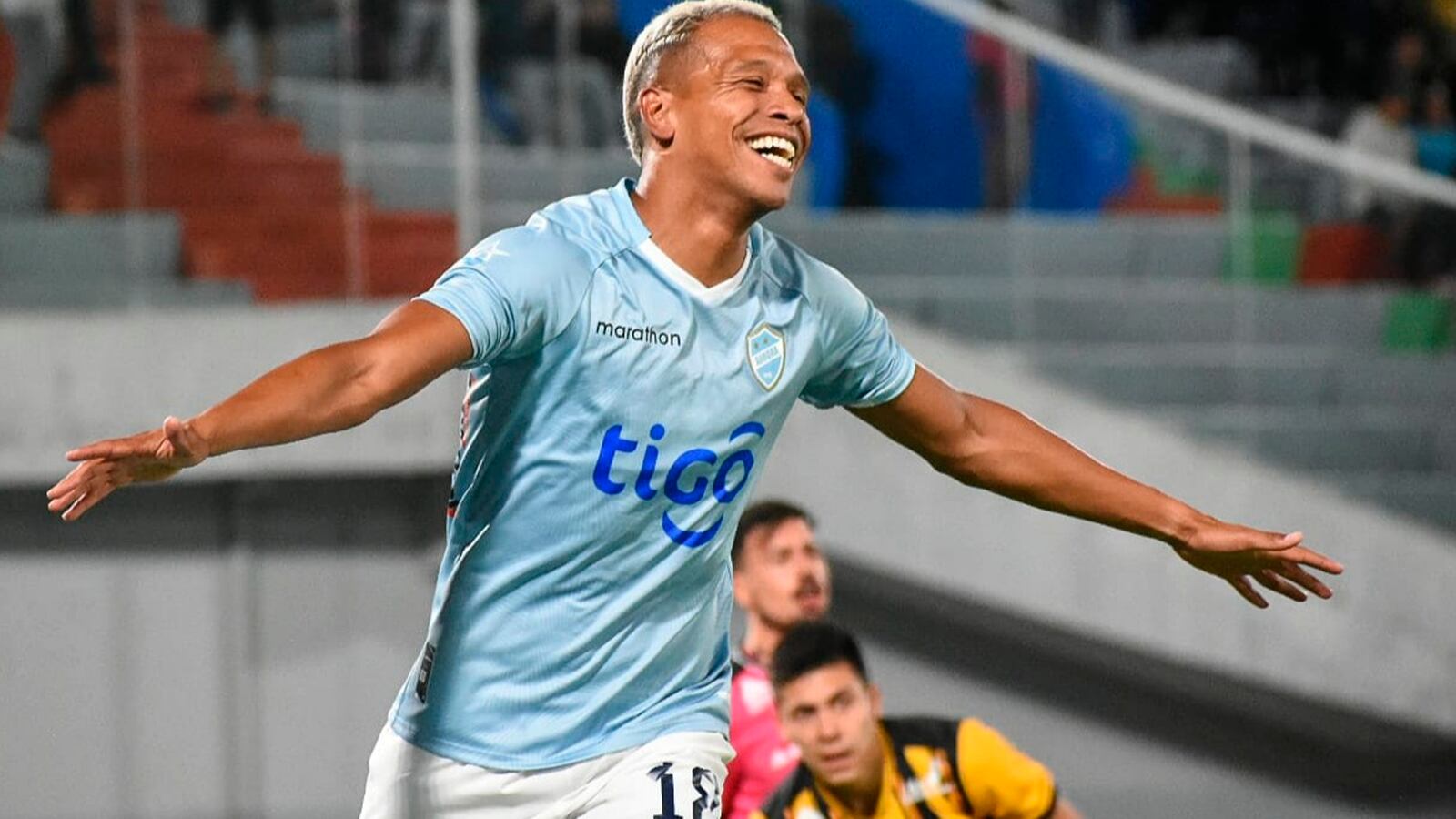 Jair Reinoso celebrando tras anotar un gol a favor del Aurora. (Foto: Dico Solís/Opinión)