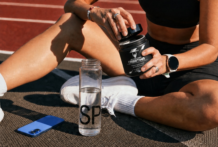 La creatina monohidratada destaca como una opción estudiada para potenciar el entrenamiento de fuerza en atletas.