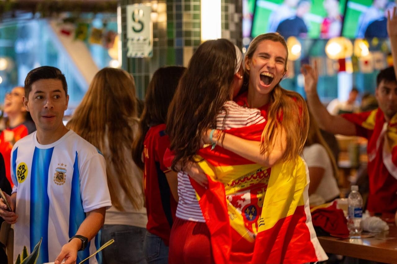 San Isidro se tiñó de rojo: españoles desataron la locura tras vencer a Argentina en la final| (Foto: Sangama -GEC)