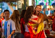 San Isidro se tiñó de rojo: españoles desataron la locura tras vencer a Argentina en la final