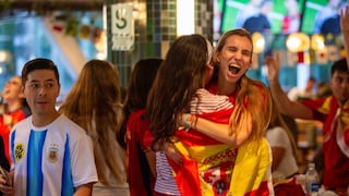 San Isidro se tiñó de rojo: españoles desataron la locura tras vencer a Argentina en la final
