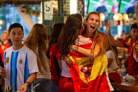 San Isidro se tiñó de rojo: españoles desataron la locura tras vencer a Argentina en la final