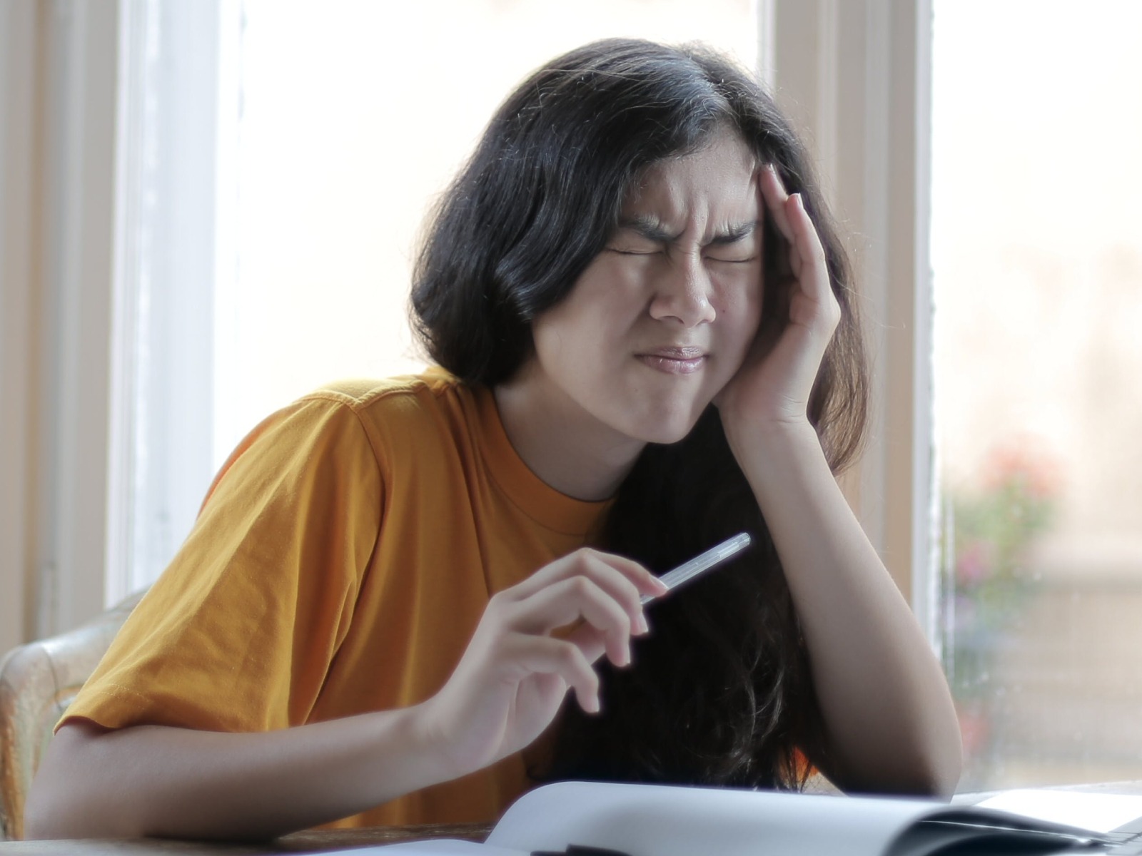 Trabajar por periodos prolongados de tiempo pueden causar estrés y otro tipo de enfermedades (Foto: Pexels)