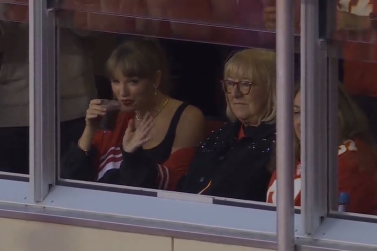 Taylor Swift apoyó por tercera vez a Travis Kelce en un juego de los Chiefs. (Foto: X/NFL).