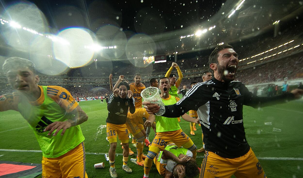 Jugadores de Tigres celebran tras anotar el gol que les dio el campeonato frente al Chivas (Foto: EFE).