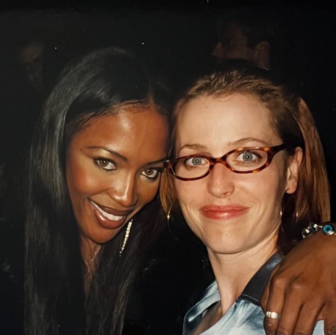 Gillian Anderson junto a su amiga Naomi Campbell, una conocida supermodelo británica (Foto: Gillian Anderson / Instagram)