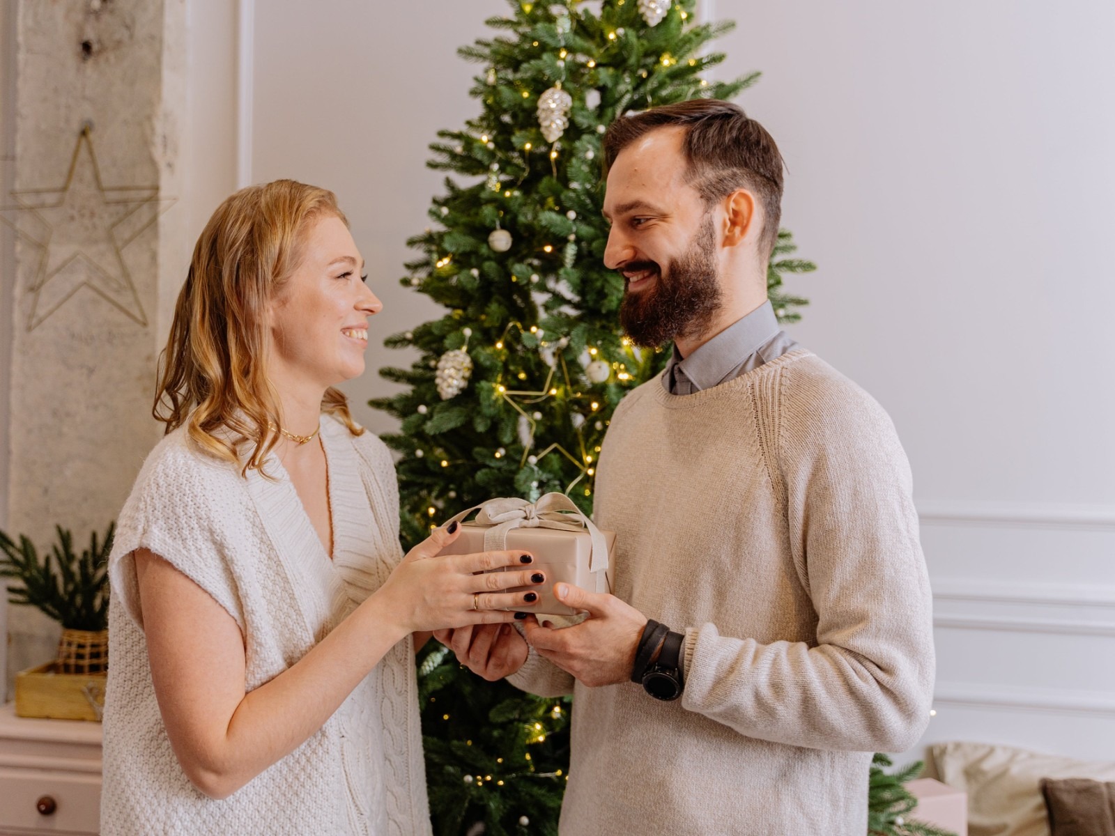 FRASES | La Navidad está cerca y no puedes dejar pasar la oportunidad de mandar un amoroso mensaje a tu media naranja. (Foto: Pexels)