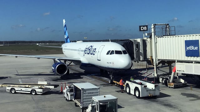La importante ruta que le cancelaron a JetBlue para el 2024 y cuál fue la reacción de la aerolínea
