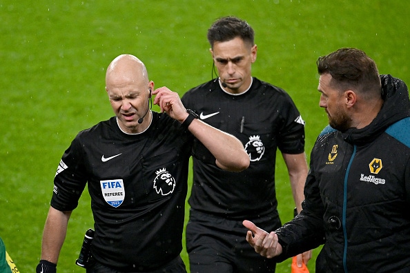 Anthony Taylor concedió un inexistente penalti en el encuentro entre Wolverhampton Wanderers y Newcastle United. (Foto: Getty Images)
