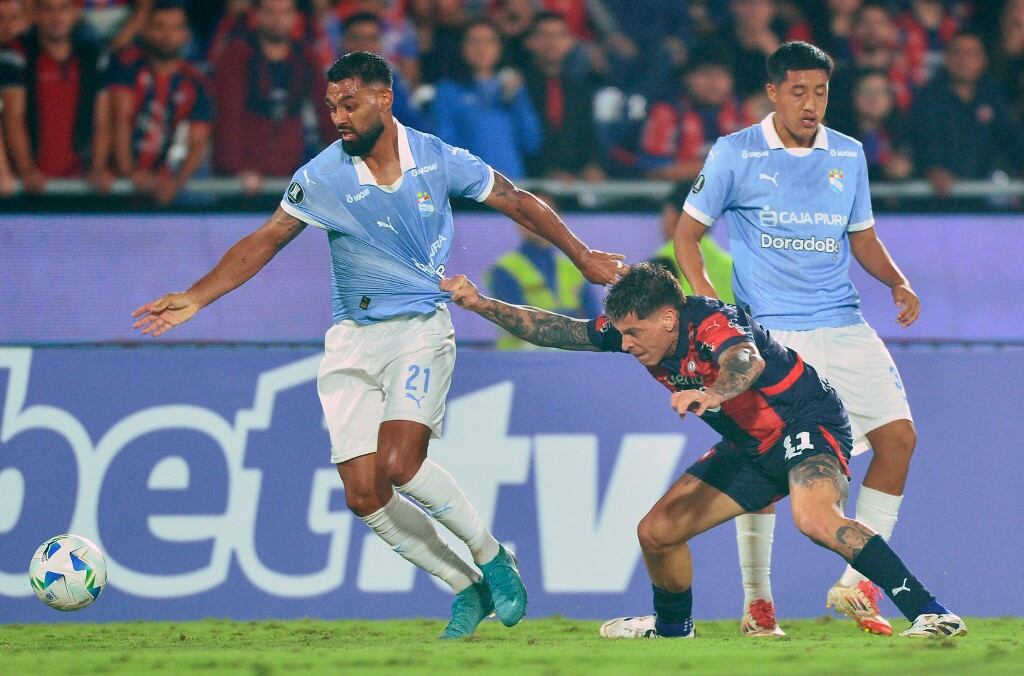 Franco Romero jugó también la Copa Libertadores con Sporting Cristal. (Photo by Daniel DUARTE / AFP)
