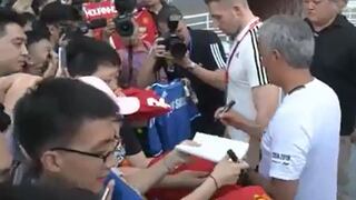La última de Mourinho: se negó a firmar una camiseta de Chelsea (VIDEO)