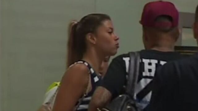 Paolo Guerrero arrochó beso de Alondra en aeropuerto (VIDEO)