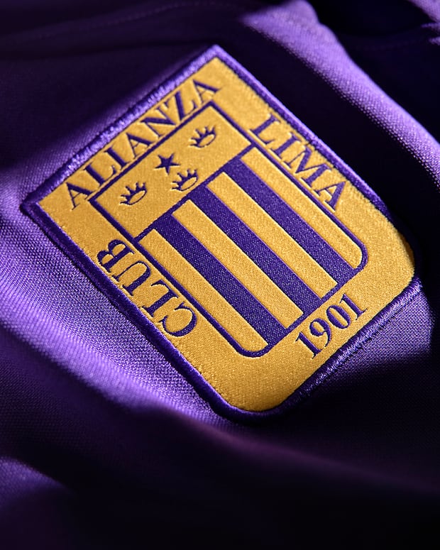 Alianza Lima presentó su camiseta morada para octubre. (Foto: Alianza Lima).