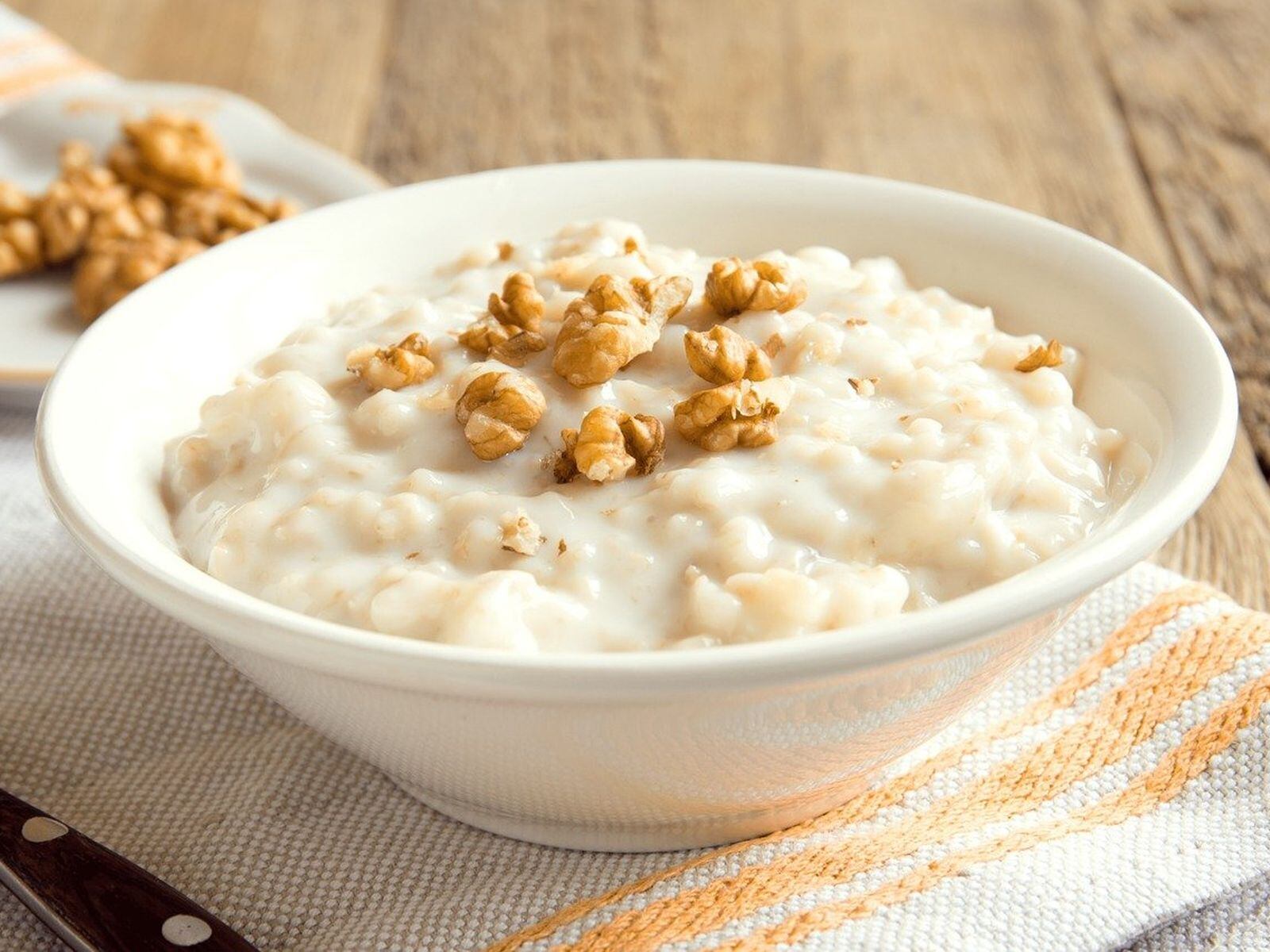 Esta imagen muestra un plato de avena con nueces. (Foto: Organic mantra / Pixabay)