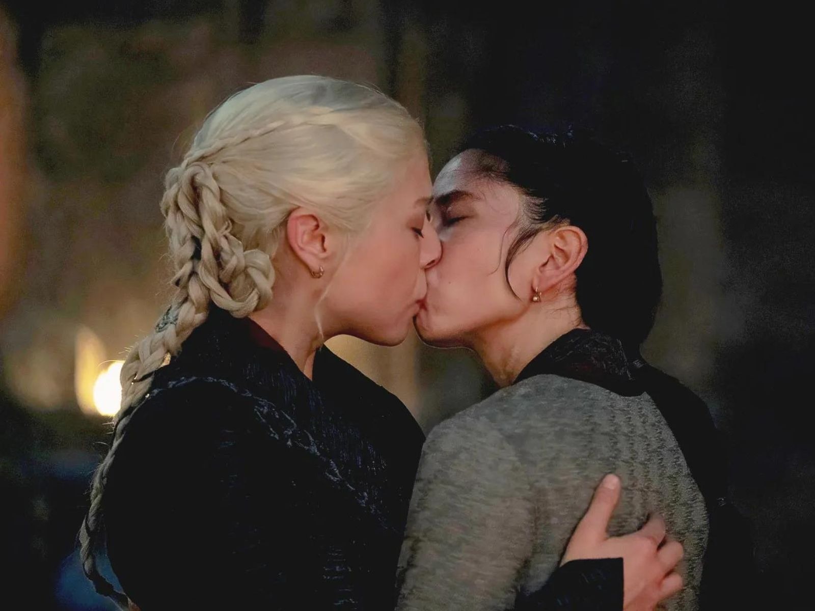 Emma D'Arcy como Rhaenyra Targaryen y Sonoya Mizuno como Mysaria en una comentada escena de "House of the Dragon": el beso de sus personajes (Foto: HBO)