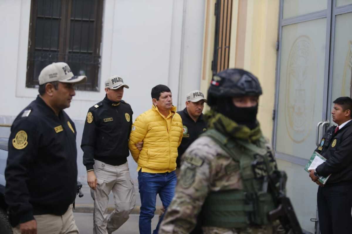 Agustín Lozano fue retirado de su vivienda alrededor de las 6:00 a.m para su traslado a la oficina de Medicina Legal. (Foto: GEC).