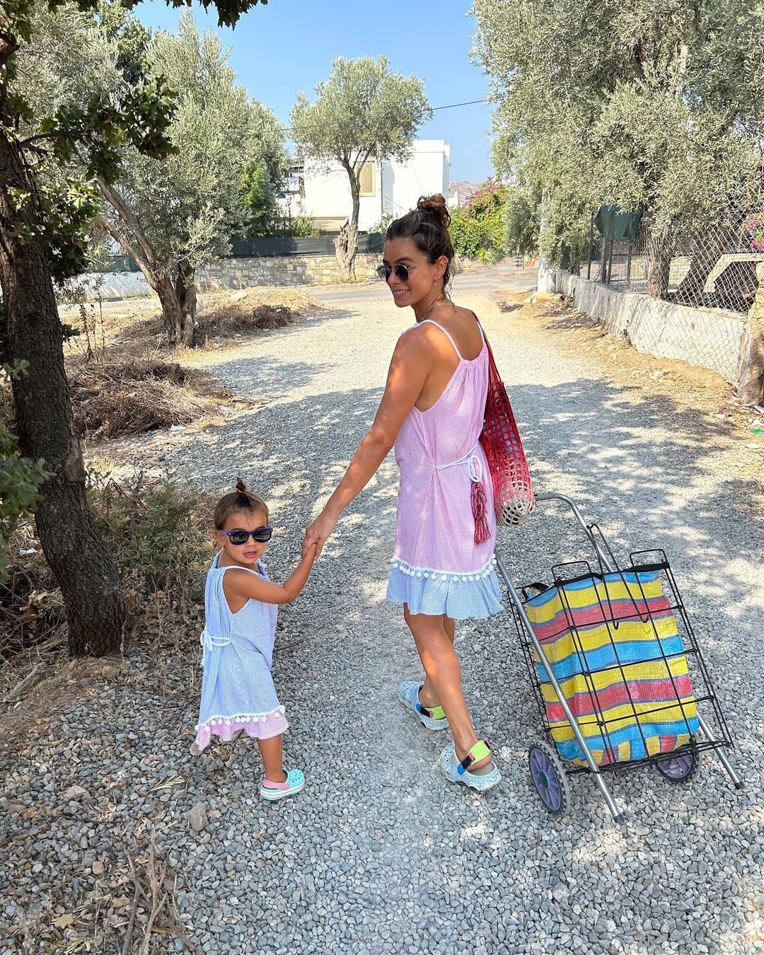 Özge Özpirinçci junto a su hija Mercan (Foto: Özge Özpirinçci / Instagram)