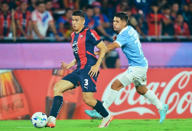 Cerro Porteno's Argentine defender #03 Matias Perez and Sporting Cristal's midfielder #77 Catriel Cabellos fight for the ball during the Copa Libertadores group stage football match between Paraguay's Cerro Porteno and Peru's Sporting Cristal at the La Nueva Olla stadium in Asuncion, on April 24, 2025. (Photo by Daniel DUARTE / AFP)