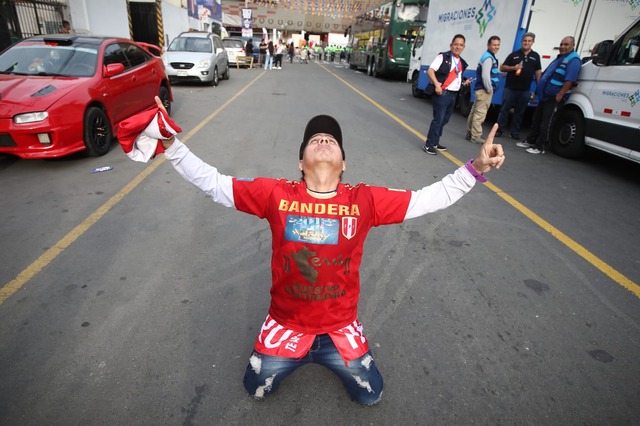 Las mejores postales de la llegada de hinchas al Estadio Nacional (Foto: Jorge Cerdán / GEC)