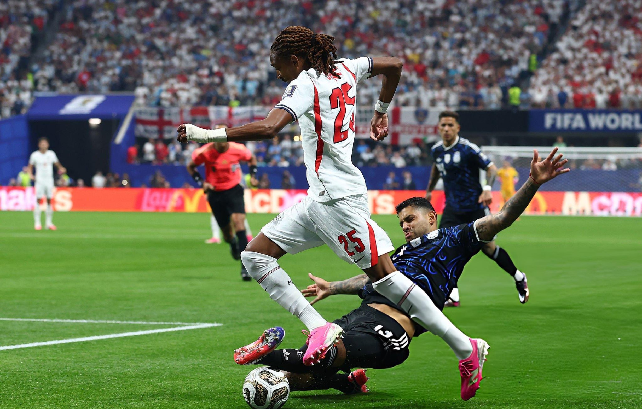 Argentina vs. Inglaterra se enfrentan por las semifinales del Mundial 2026. (Foto: Getty Images)