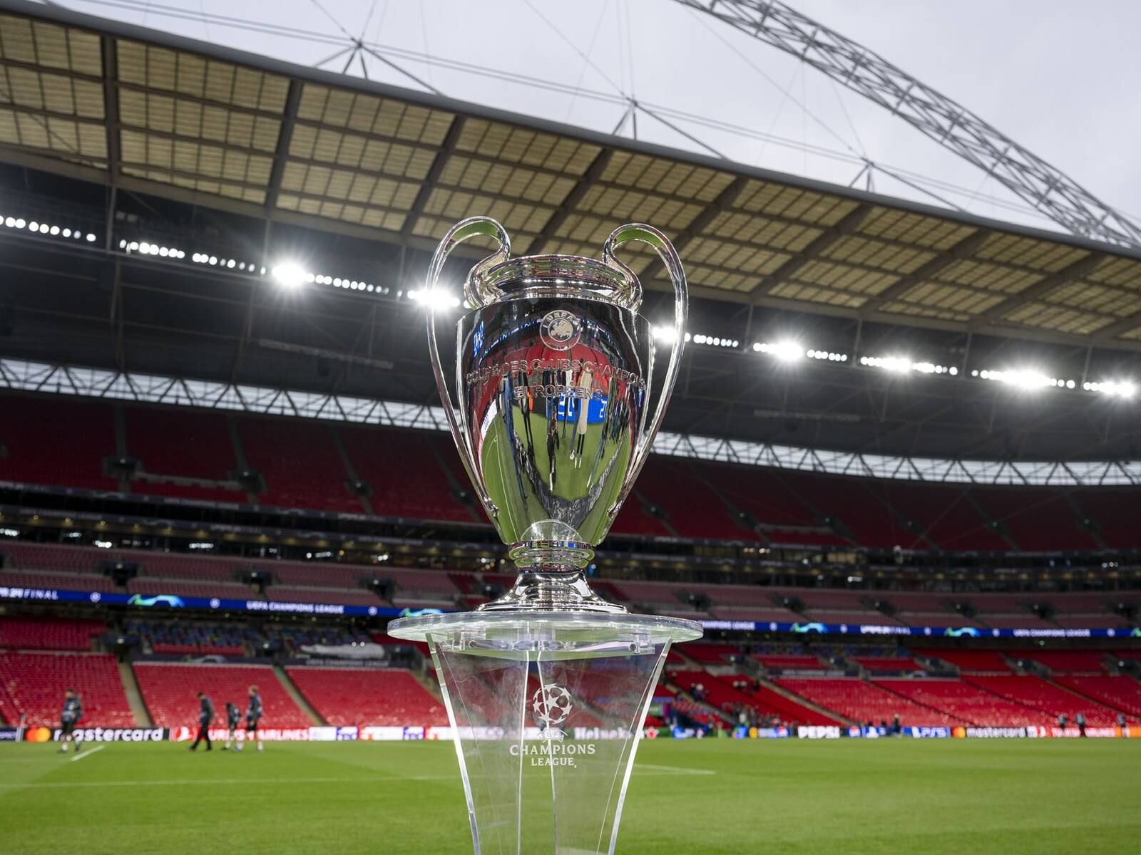 Zinedine Zidane será el encargado de entregar el trofeo de la UEFA Champions League previo al inicio del juego entre Real Madrid y Borussia Dortmund. (Foto: AFP)