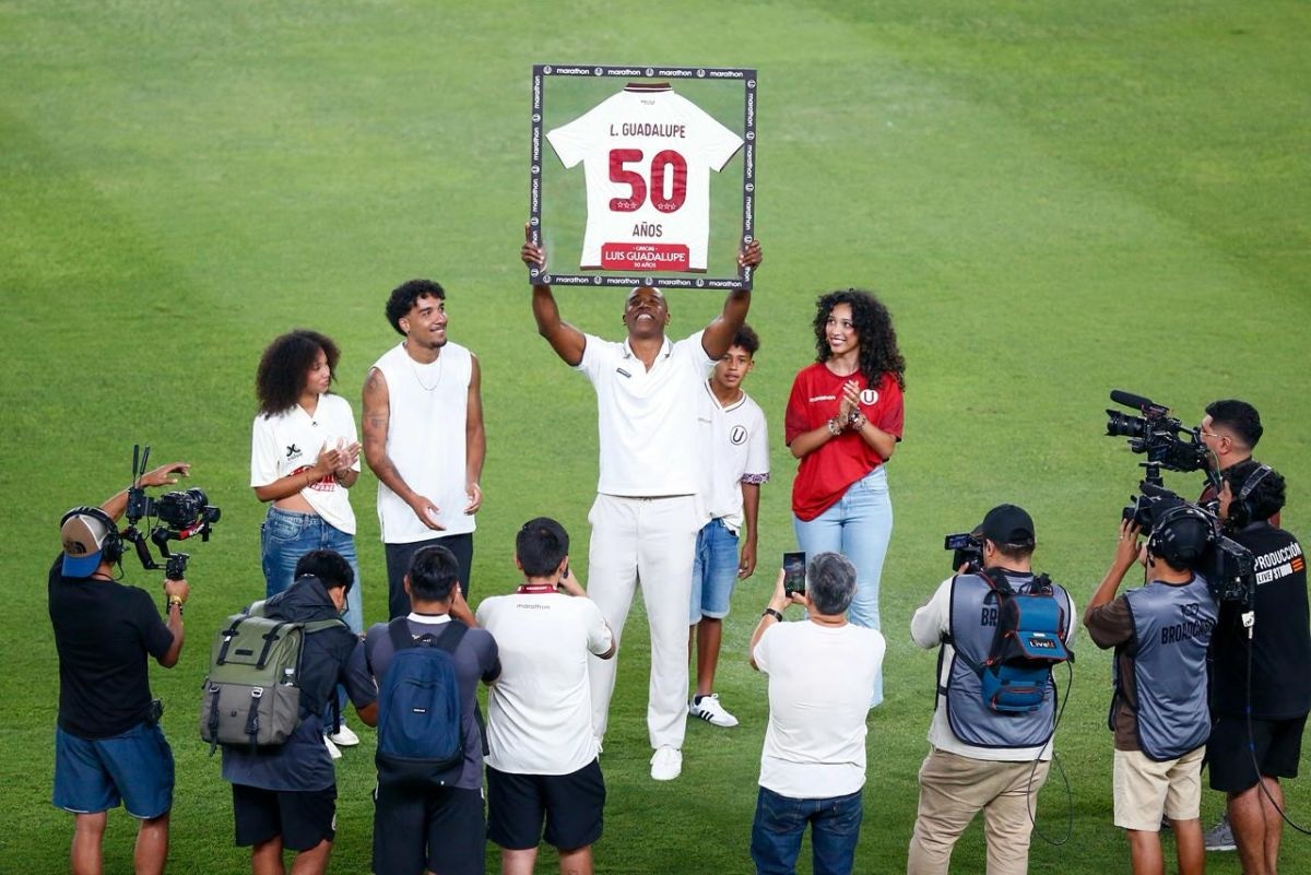 ¡Emotivo en la previa! Universitario homenajeó al ‘Cuto’ Guadalupe por sus 50 años antes del clásico | Foto: Fernando Sangama - GEC