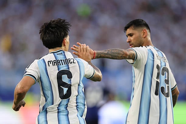 Lisandro Martinez y Cristian Romero. (Foto: Getty Images)
