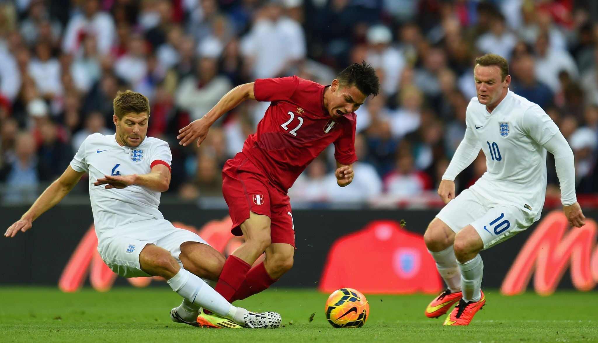 Deza enfrentó a la Inglaterra de Wayne Rooney y Steven Gerard en amistoso jugado en mayo de 2014. (Goto: Getty)