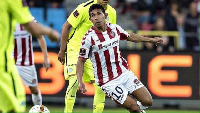 Edison Flores fue felicitado por compañeros tras su gol con el Aalborg BK