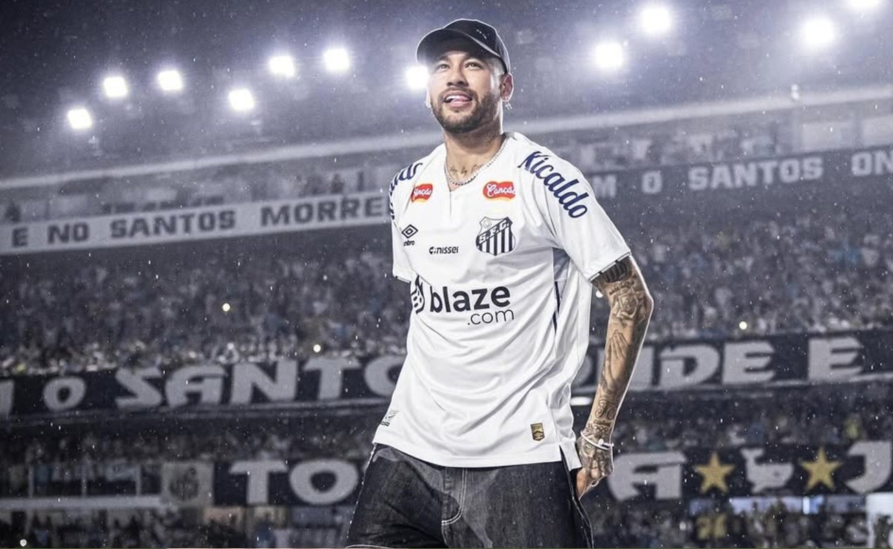 Neymar fue presentado ante miles de hinchas en el estadio del Santos (Foto: @neymarjr)