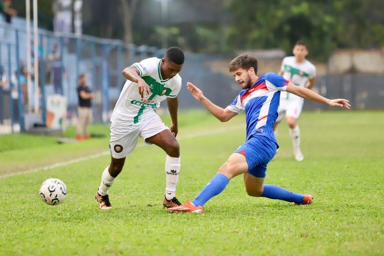 Juan Lucumí con la camiseta de Rubio Ñu de Paraguay el año pasado. (Foto: APF)