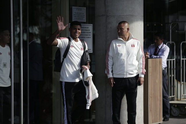 Con la indumentaria retro, la Selección Peruana partió rumbo al aeropuerto, para viajar a La Paz y disputar las Eliminatorias. (Foto: César Bueno @photo.gec)