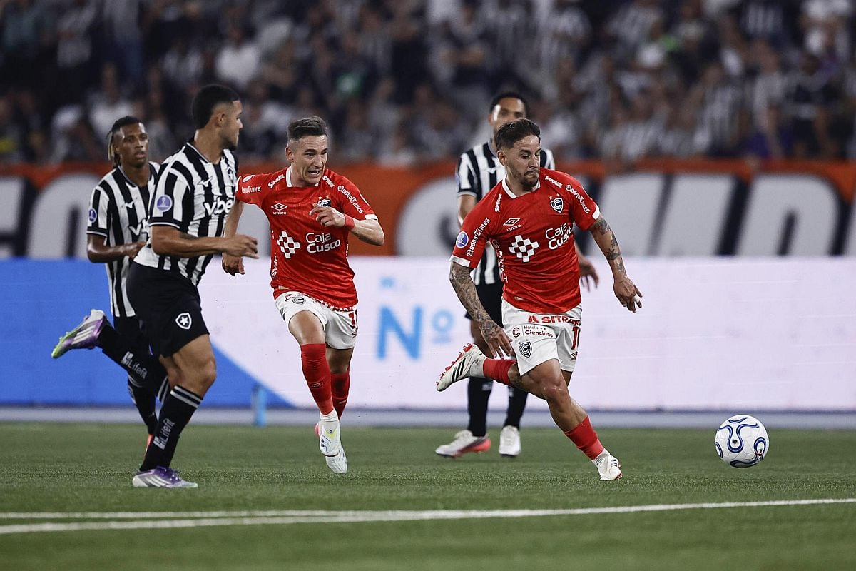 A pesar de perder por 1-0, Cienciano clasificó a los cuartos de final de la Copa Sudamericana 2026. (Foto: EFE)