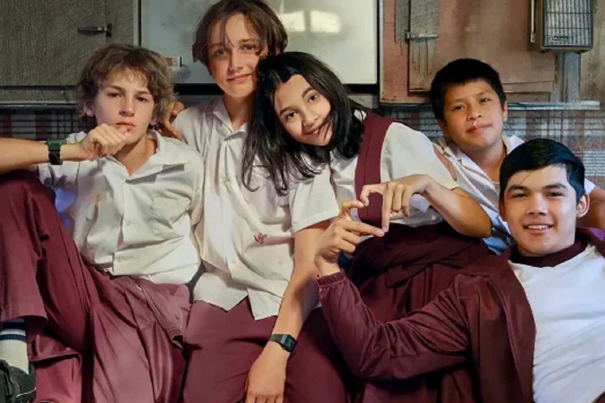 Jodie y sus amigos de la escuela en la serie "El elegido" (Foto: Netflix)