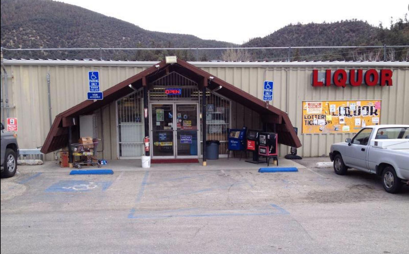 El local Midway Market & Liquor donde se vendió el boleto del los 1,760 millones de dólares del Powerball (Foto: Midway Market & Liquor/ Facebook)