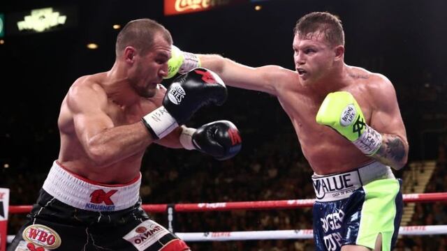 ¡El 'rey' de los semipesados! Saúl 'Canelo' Álvarez noqueó a Sergey Kovalev y se coronó campeón de la OMB [VIDEO]