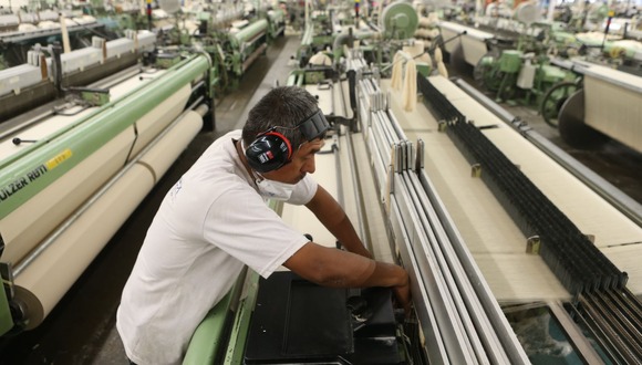 El aumento del sueldo mínimo debe ser discutido bajo un enfoque técnico. Foto: Andina