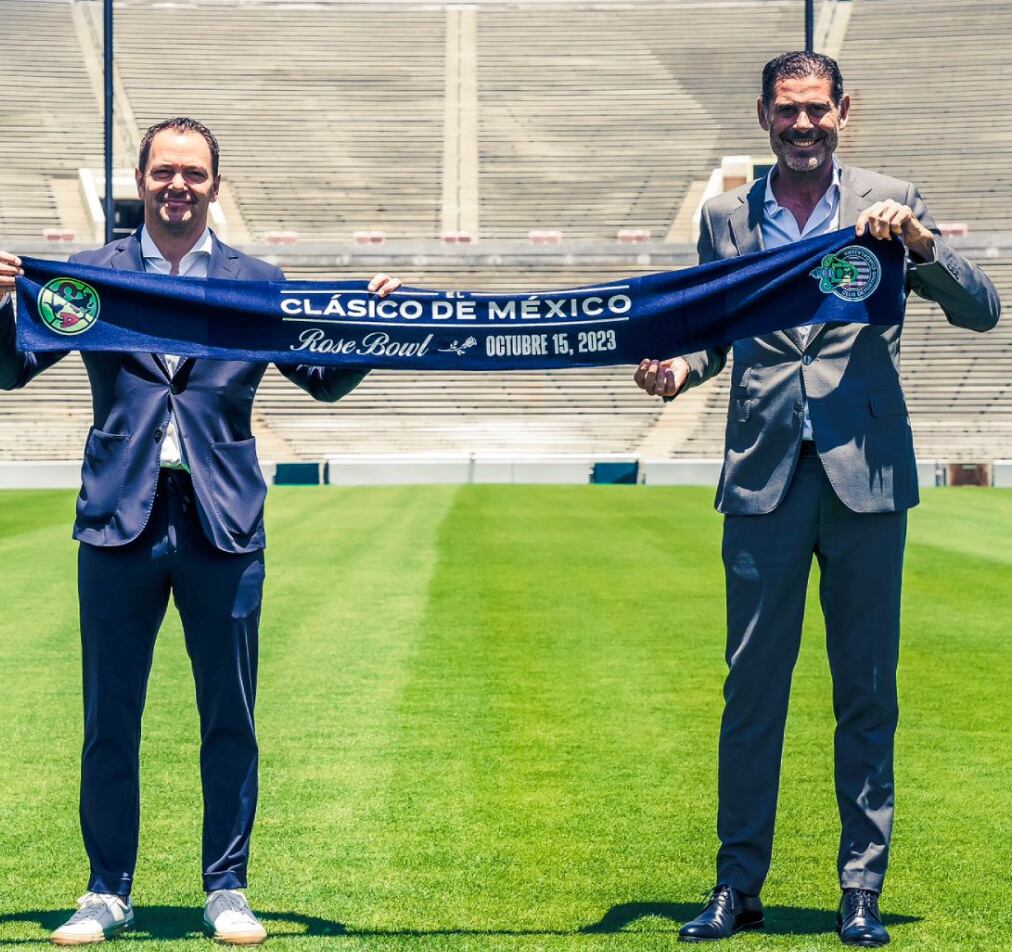 Santiago Baños junto a Fernando Hierro (Foto: Twitter).