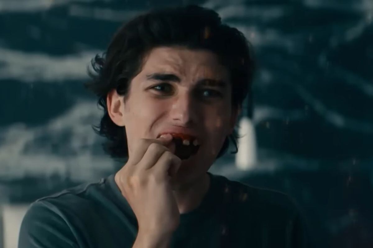 La escena de la caída de dientes de Archie e "Leave the World Behind" (Foto: Netflix)