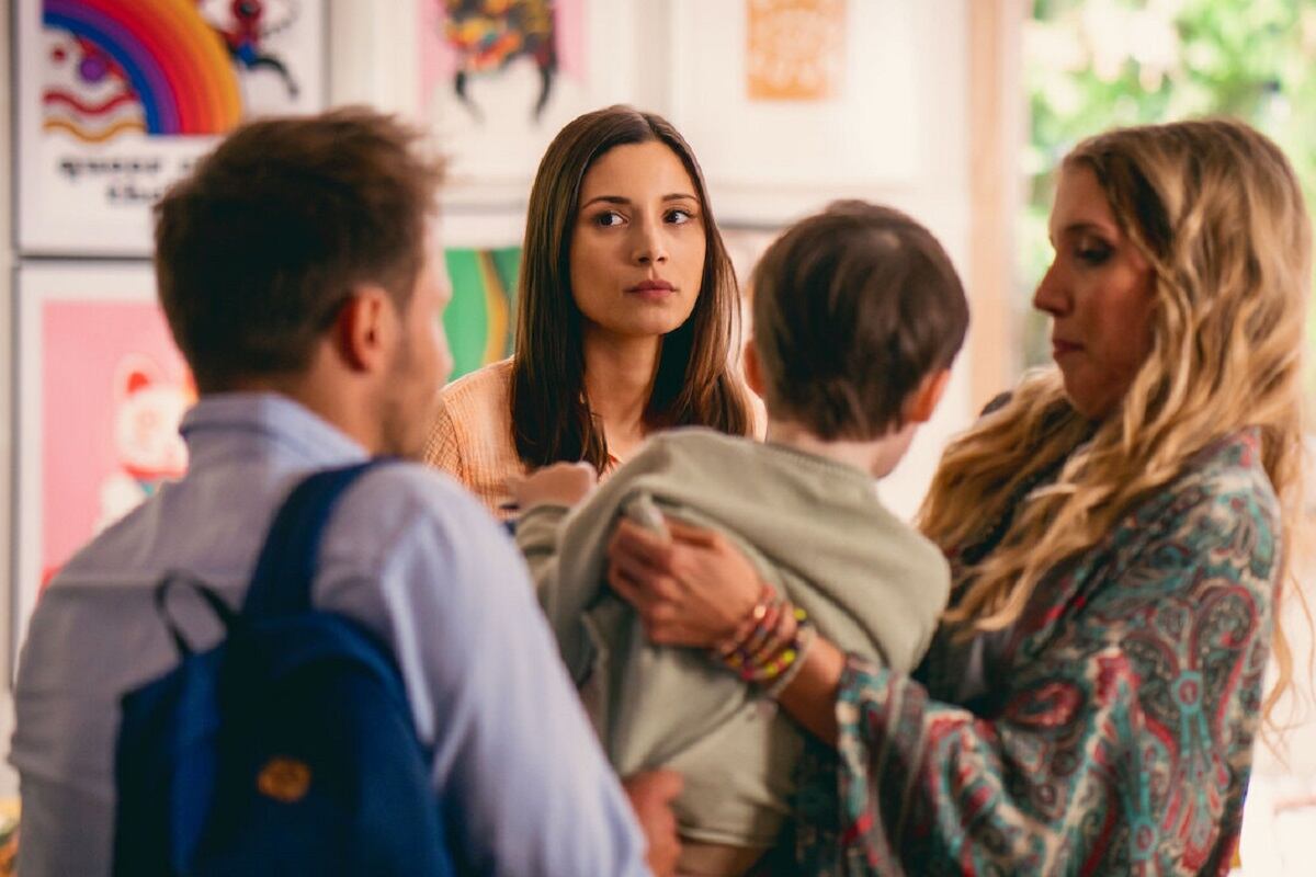 Monika lidiando con la ex y el hijo de su prometido en la película polaca "Amor al cuadrado por siempre" (Foto: Netflix)