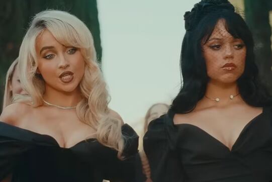 Sabrina Carpente y Jenna Ortega en "Taste" (Foto: Taste / YouTube)