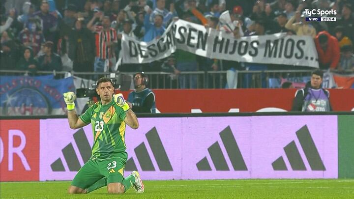 Argentina dedicó banderola a Arturo Vidal. (Foto: Clarín)