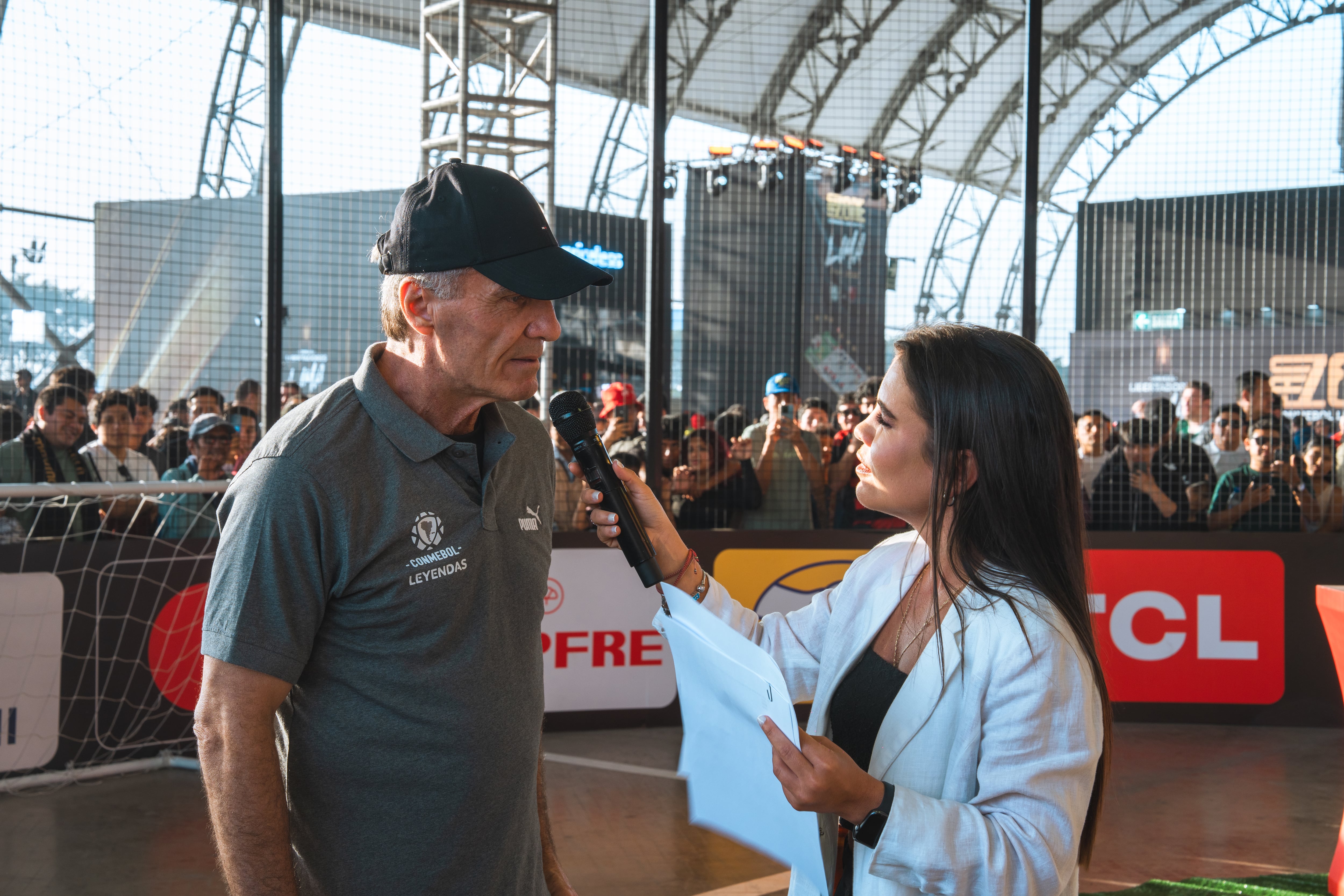 Hinchas peruanos vencen a una leyenda y celebraron la final de la CONMEBOL Libertadores desde la cancha.