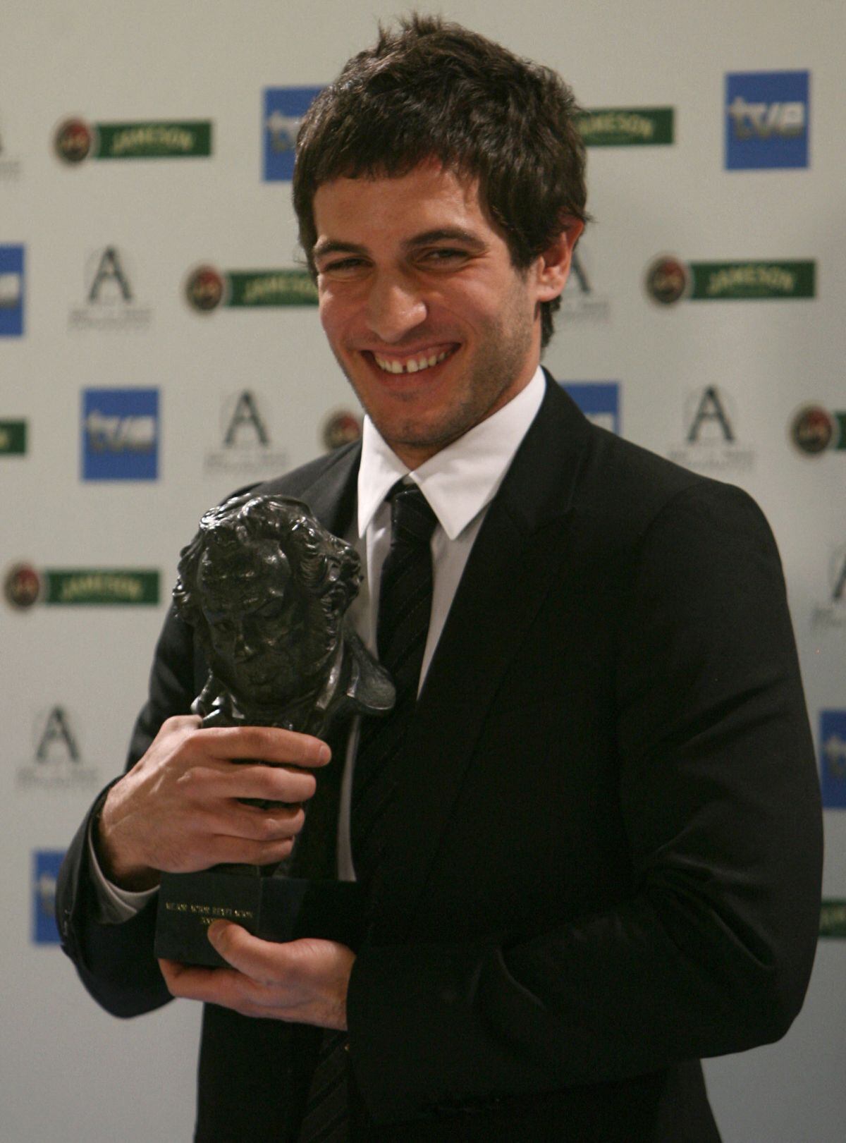 Quim Gutiérrez sonríe con su premio tras ser elegido mejor actor revelación por su papel en 'AzulOscuroCasiNegro' en los premios Goya en Madrid, el 28 de enero de 2007 (Foto: Pierre-Philippe Marcou / AFP)