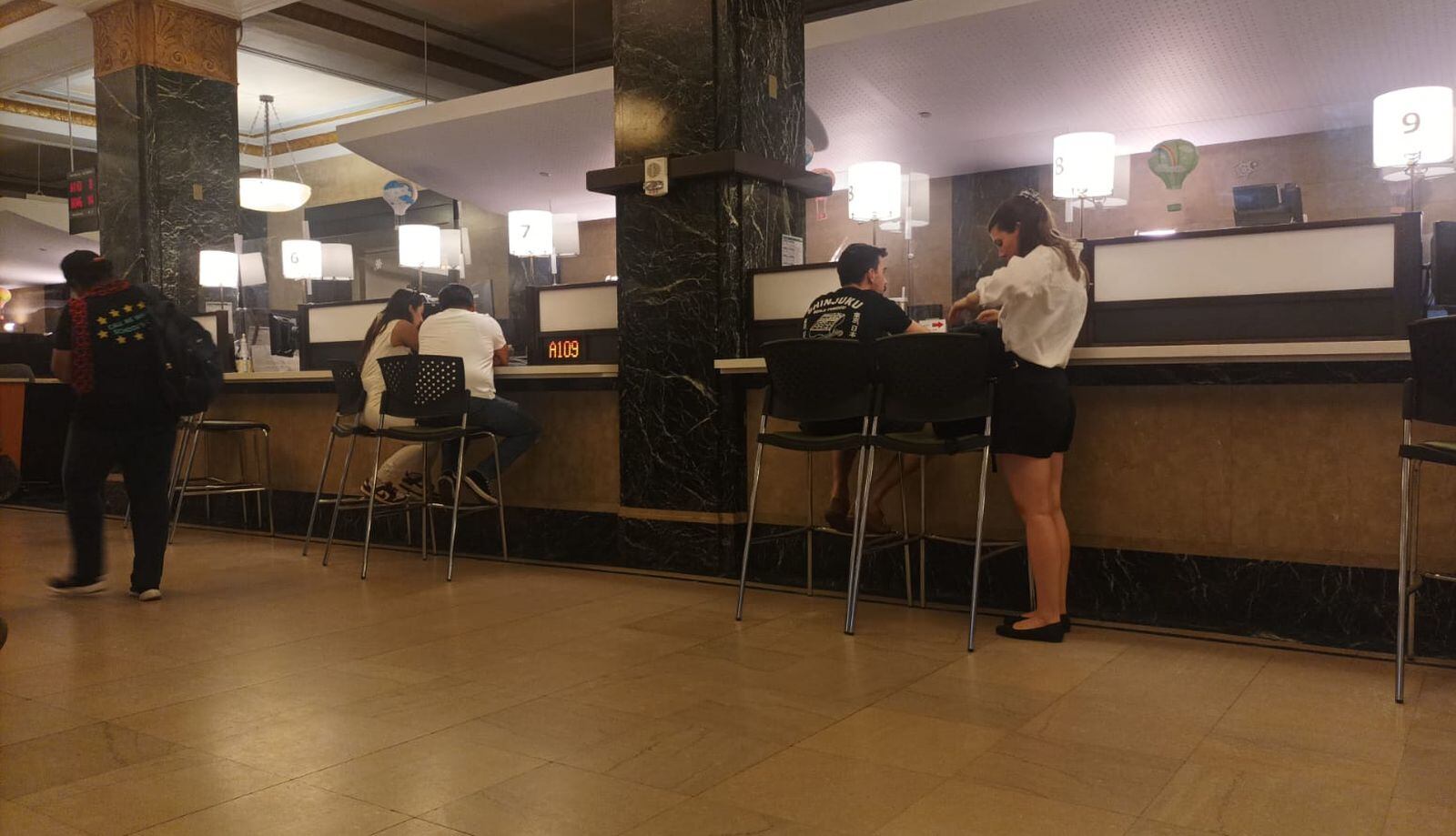 Personas a la espera de su licencia de matrimonio en la sede de Nueva York, Estados Unidos (Foto: GEC)