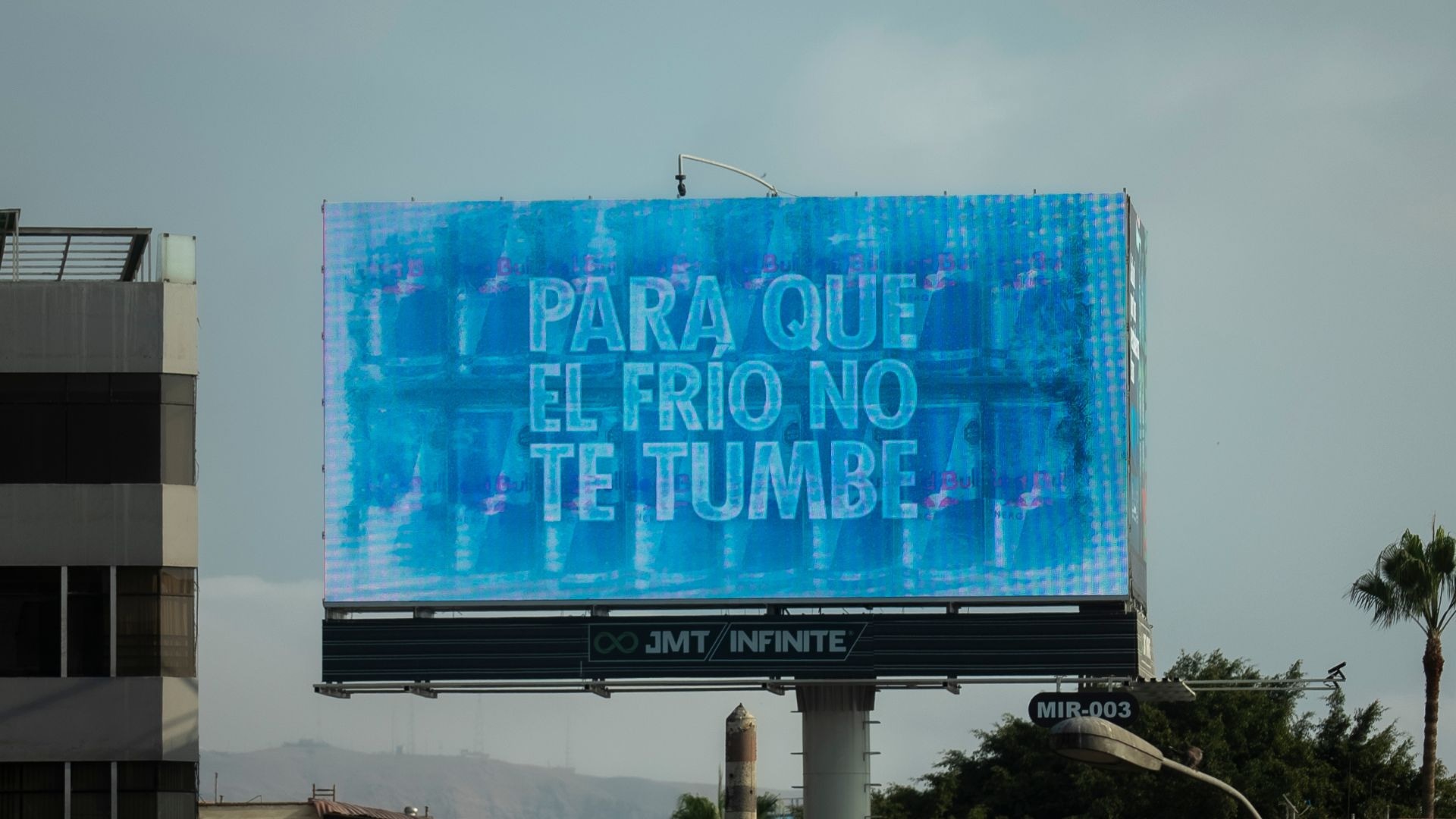 El domingo 25, este misterioso mensaje ha captado la atención de quienes transitan por el Óvalo Higuereta. (Foto: Difusión)