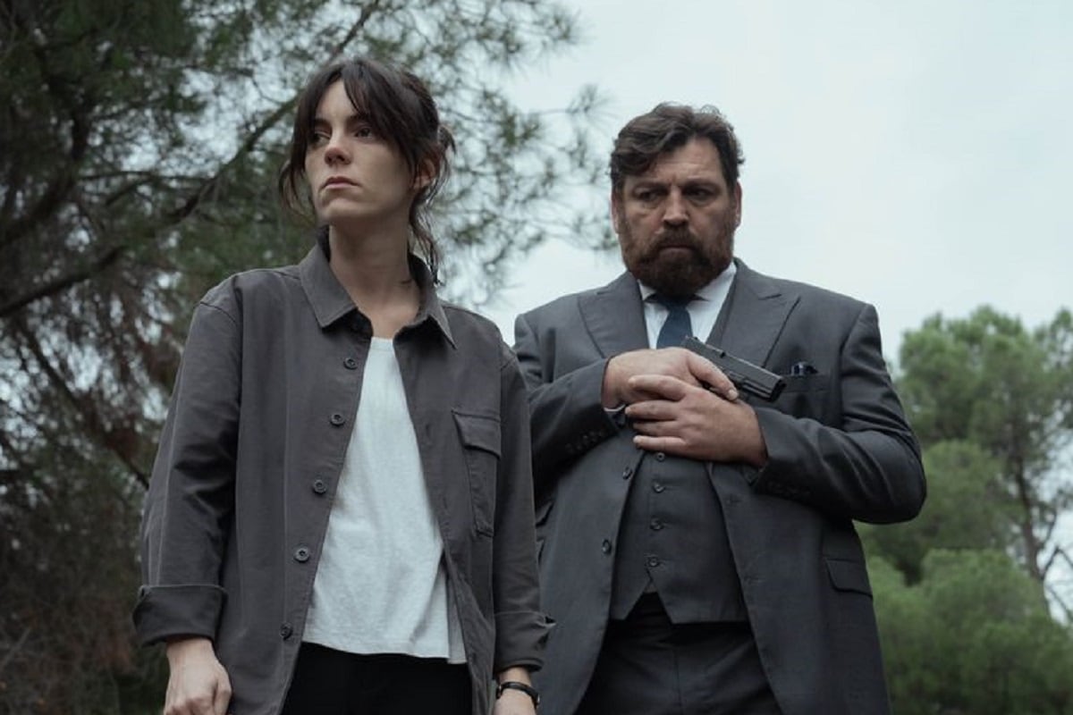 Vicky Luengo como Antonia Scott y Hovik Keuchkerian como Jon Gutiérrez en la serie española "Reina Roja" (Foto: Amazon Prime Video)